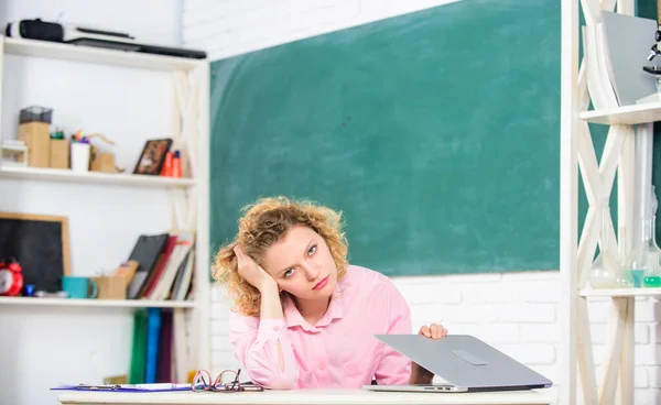 Saai huiswerk. vermoeide student met laptop. lerares. Lerarendag. Educatieve site voor leraren. Online-onderwijsconcept. Meisje surfen op internet. Het concept van digitale technologieën. Onderwijs online — Stockfoto