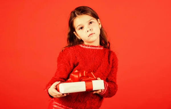 Dia de boxe. Pequena menina segurar caixa de presente. Kid hold caixa de presente fundo vermelho. Loja shopping center. Uma aniversariante. Feliz Natal e boas festas. Compras de presentes de Natal. Pacote de presentes. Sonhos queridos — Fotografia de Stock