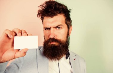 Kendini tanıtma. Ciddi sakallı adam kartviziti. kopyalama alanı. Olgun iş adamı. Boş bir kağıt parçası. Berber dükkanı konsepti. En iyi berber ustası. Beyefendiler için berber dükkanı. vahşi erkek güzelliği