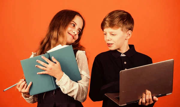 Les periode. Kleine kinderen hebben les in informatie. Klein meisje en jongen gebruiken lesboek en laptop. Onderwerp of les. Studie van informatie- en communicatietechnologie. Online onderwijs — Stockfoto