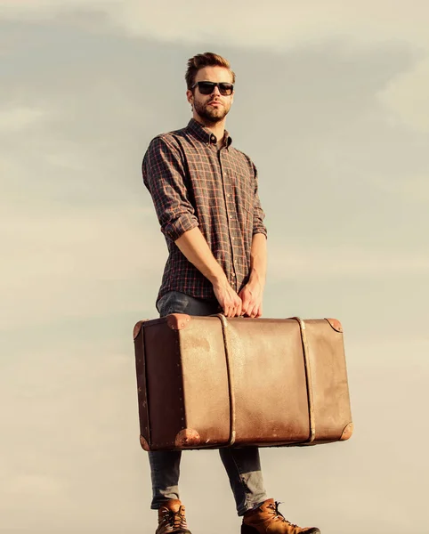 Tiempo de vacaciones. Agencia de viajes. Blogger de viajes. Un hombre cargando sus cosas en equipaje. Viaje de negocios. Un viajero guapo. Viaje con equipaje. Tipo al aire libre con maleta vintage. Concepto de equipaje —  Fotos de Stock