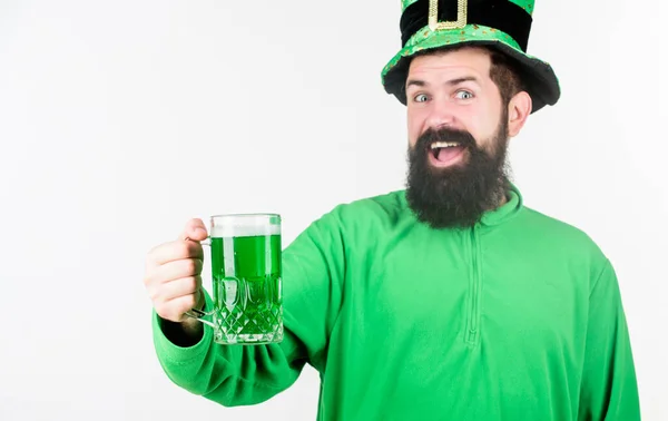 Festeggiamo il giorno delle patatine. Un uomo barbuto che brinda al giorno del santo Patricks. Hipster col cappello leprecauno che regge una tazza di birra. Un irlandese con la barba che beve birra verde. C'e 'un po' di irlandese in me. — Foto Stock