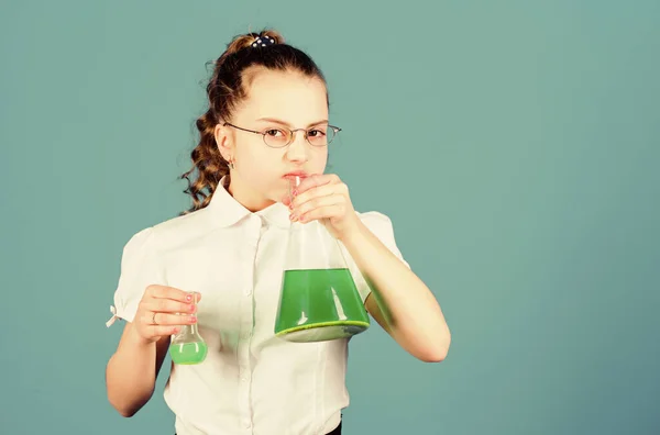 Lección de bilogía de estudio infantil. pequeña chica inteligente con frasco de prueba. educación y conocimiento. investigación científica en laboratorio. Pequeña colegiala. de vuelta a la escuela. Científico de confianza. Nuestro objetivo es encontrar la cura — Foto de Stock