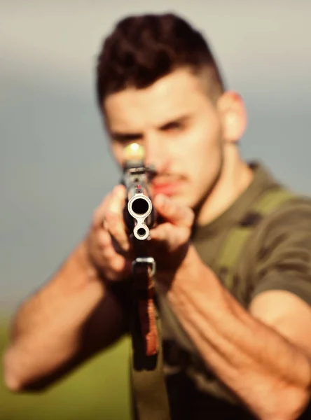 Apontado cano da arma. foco seletivo. Homem musculoso segura a arma. propósito e sucesso. exercícios de combate de polígonos. Estilo militar. Forças do exército. atirador atingir o alvo. homem pronto para disparar. hobby de caçador — Fotografia de Stock