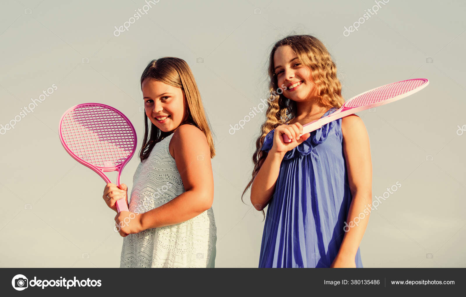 O desporto é a nossa vida. meninas pequenas com raquete de tênis