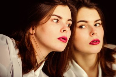 Aynaya bakan refleksli kız. Görünüm konsepti. Güzellik ve cilt bakımı. Kadın makyajı yüzü pembe dudaklar. Güzellik salonu. Makyöz. Günlük makyaj. Güzel bayan. Kadınlık