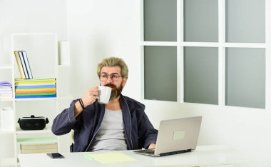 İş ve özel hayatı birbirinden ayırmak zor. İşsizlik kavramı. İnternette iş arayan işsiz bir adam. Özgeçmiş oluştur. İş görüşmesi için. Boşluk. İşsiz adam internette sörf yapıyor. Ekonomik kriz