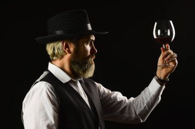 Tortu eski kırmızı şaraplarda bulunmalı. Sommelier içkinin değerini biliyor. Şarap servisi. Sommelier şarabın tadına bakar. Sommelier 'in sorumluluğu lezzet tercihi dahilinde. Sahte şarapları nasıl tespit edersin?