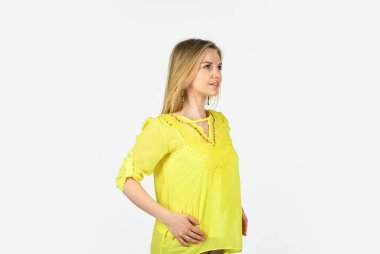 Görünüşü harika. Doğal güzellik konsepti. Zarif gülümseyen kadın. Moda yaz kıyafetleri. Sıradan moda tarzı. Güzel bir kadının şık saçları var. Kız kendi tarzını takip ediyor. Makyajlı bahar kadını