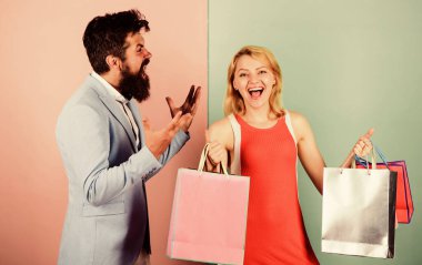 Alışveriş için sebepler. Alışverişçiler. Erkek kadına alışveriş manyağı diye bağırır. Tatil için hediye paketleri. Mevsimlik indirim. Kara Cuma. Dükkan kapandı. Aile çiftleri alışverişe gider. dürtü satın alma