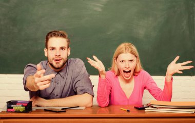 Sonuçları merak ediyorum. Üniversitede ya da üniversitede okumak. Üniversite okuyan birkaç arkadaş. Şaşırtıcı bir cevap. Çok çalışıyorum. Bu nasıl mümkün olabilir? Erkek ve kız sınıftaki masada oturuyorlar.