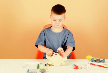 Steteskoplu çocuk doktoru. Hastane. İlaç ve sağlık. Hemşire laboratuvar asistanı. Aile doktoru. Tedavi reçetesi. Çocuk doktoru stajyeri. Tıp üniformalı küçük bir çocuk. tıp konsepti