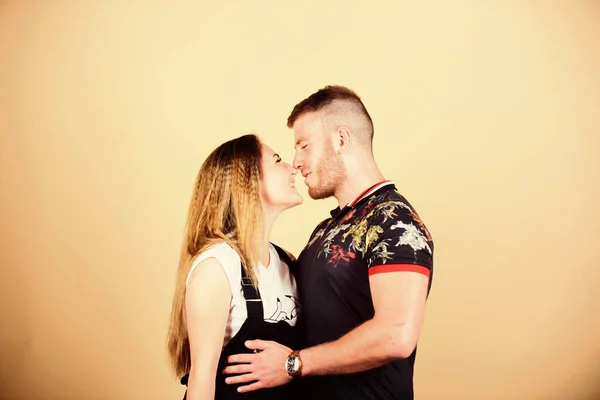 Un baiser romantique. Confiance et soutien. Une relation mignonne et douce est un rêve pour toutes les filles du monde. Couple amoureux. Concept d'objectifs de couple. Fond beige homme et femme. L'amour familial. Couple flirtant — Photo