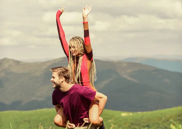 Dois corações cheios de amor. Belo casal abraçando fundo paisagem. Casal apaixonado férias de verão. Relações românticas. Conceito de viagem às montanhas. Lua-de-mel nas terras altas. Amor e confiança — Fotografia de Stock