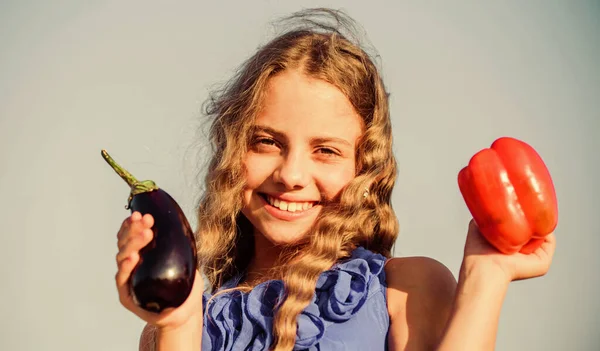 Küçük mutlu kızın sebzesi var. Çocuklar için sağlıklı yiyecekler. Çocuk yaz çiftliğinde. Organik yiyecekler. hasat vitamini. Bahar pazarı bahçesi. Küçük çiftçi tatlı biber ve patlıcan. hasat zamanı — Stok fotoğraf