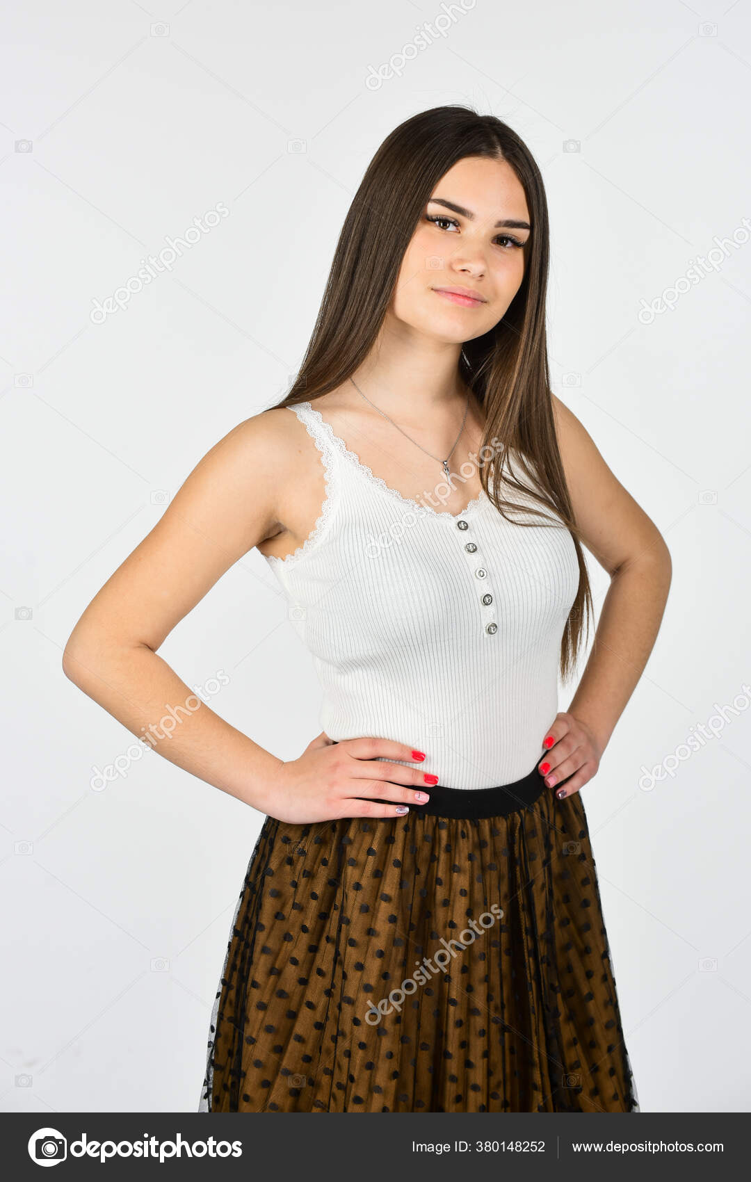Gaya mode yang santai. Wanita cantik memiliki rambut bergaya. gadis mengikuti fashion sendiri. wanita musim semi dengan makeup. konsep keindahan alam. Wanita tersenyum elegan. Baju musim panas trendy....