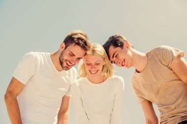 Mutlu insanlar. Cennet kavramı. Başarı yüksekliklerinden bak. Mutlu kadın ve iki erkek. Neşeli arkadaşlar. Arkadaşlık ilişkileri. Aile bağı ve sevgi. Şuna bir bak. bir grup insan aşağıya bakıyor.