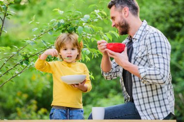 Hafta sonu kahvaltısı. - Aile. Birlikte eğleniyoruz. Babalar günün kutlu olsun. Babasıyla küçük çocuk mısır gevreği yiyor. Sağlıklı yemek ve diyet. Süt ürünleri. Oğul ve baba yemek yiyor. Bu benim en sevdiğim yemek.