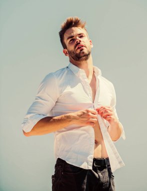 Çekici bir adamın gömleğini çıkarması. Cazibesine güveniyor. Sakallı adam iş stili. Yakışıklı bir manken. Seksi maço adam. Açık havada sıcak bir gün. Sıcaklık mevsimi. Resmi moda. Resmi biçim