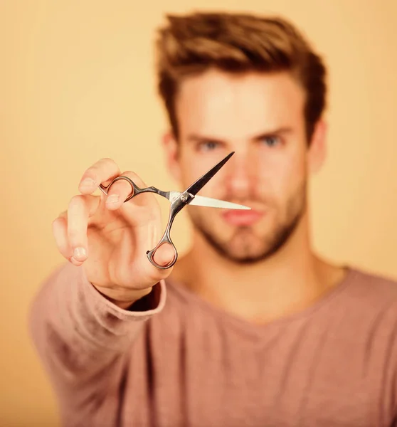 A desenhar corte de cabelo. Cuidados faciais. Corta franja. Moda e beleza. Penteado fresco. Conceito de barbearia. Salão da barbearia. Um estilista pessoal. Um homem barbudo segura uma tesoura. Barbearia moderna. Hipster com ferramenta — Fotografia de Stock