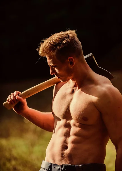 Ik heb een kleine pauze. gespierde man met bijl. sexy macho kale buikbijl. bodybuilding. Houthakker sexy naakte atletische romp. Een mannelijk concept. Illegale houtkap. houthakker met bijl in de hand — Stockfoto