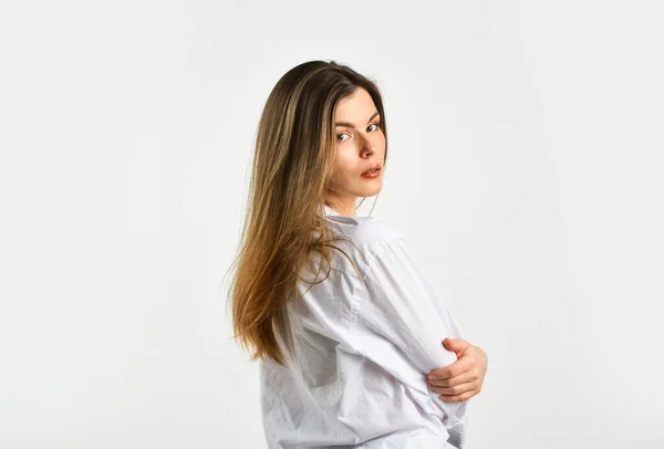 Mujer sexy usar camisa de oficina. belleza femenina y moda. mujer de negocios con estilo. modelo de moda elegante. chica siga el código de vestimenta. su estilo casual. mujer aislada en blanco. Me encanta mi trabajo. —  Fotos de Stock