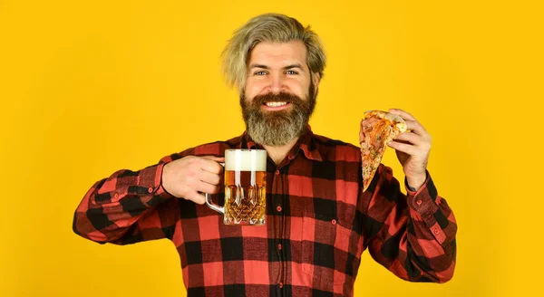 Szczęśliwy brodaty mężczyzna z pizzą i piwem. Włoskie jedzenie. WŁOCHY jest tutaj. Facet w barze pije piwo i je pizzę. Zdrówko. szklankę piwa i pizzę. oglądanie futbolu w telewizji. fast food — Zdjęcie stockowe