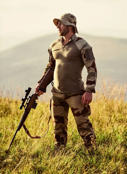 Caçador. tempo de guerra. Soldado em serviço. conceito de loja de armas. Licença de arma. Caçador em camuflagem. segurança da democracia. defensor da pátria. Um homem armado. moda masculina militar — Fotografia de Stock