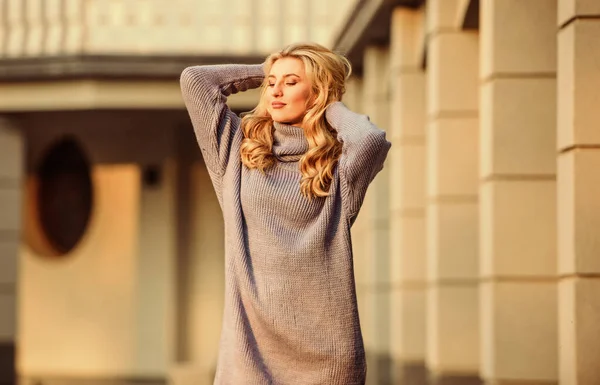 Schoonheid in stijl. Kasjmier wollen trui. warme oversized kleren. sexy vrouw zonnig weer buiten. vrije stijl comfortabel. Herfst mode. blond meisje make-up herfst outfit. meisje zacht breigoed jurk — Stockfoto