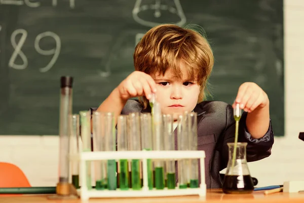 Liten pojke som använder mikroskop på skollektionen. Liten pojke på vetenskapsläger. Studerande experimenterar med mikroskop i labbet. Mikroskop på labbet. Vad verkar vara ett problem — Stockfoto