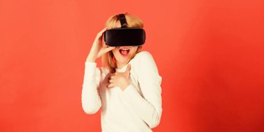VR gözlük takan genç bir kadının portresi, 3 boyutlu kulaklık kullanarak sanal gerçekliği deneyimliyor. Sanal gerçeklik deneyimi sırasında genç bir kadın havaya dokunuyor. Sanal 3d.