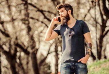 Sakallı adam arıyor. Sakallı adam cep telefonunu arar. İletişim kavramı. Daha sonra aramayı dene. Yönlendirilmiş arama. Dinleme mesajı. Şu anda müsait değil. Cep telefonu kullanarak sakallı Hipster