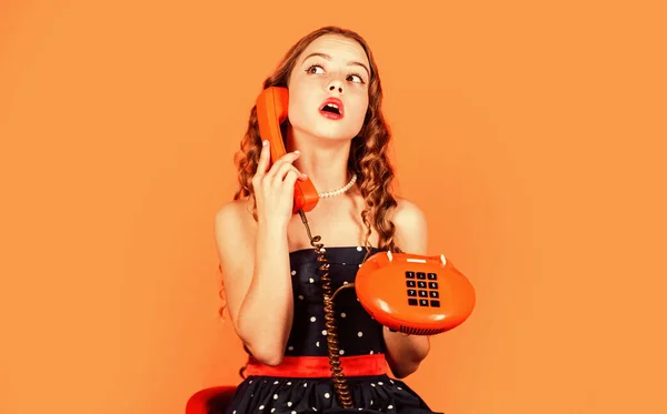 Καθαρή ομορφιά. ρετρό στυλ. έννοια επικοινωνίας. Ψώνια online. Η ρετρό μιλάει στο τηλέφωνο. Το όμορφο παιδί μιλάει στο παλιό τηλέφωνο. Φίναπ κορίτσι ευτυχισμένη συζήτηση. παιδί κάθεται στην καρέκλα κλήσης τηλέφωνο — Φωτογραφία Αρχείου