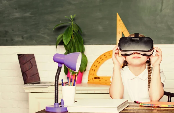 Virtuální vzdělání. Dítě roztomilý žák nosit hmd vr brýle. Studuje ve virtuální realitě. Moderní technologie. Zajímavá lekce. Virtuální učení. Domácí výuka online. Dívka dítě studovat ve virtuální škole — Stock fotografie