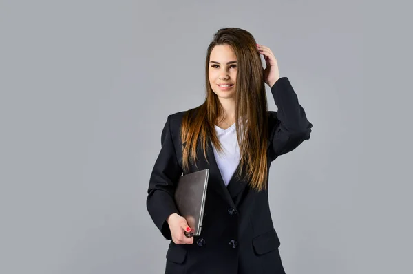 Weer een werkdag. zelfverzekerde kantoormedewerker. fashion beauty look. formele mode stijl. brunette vrouw met trendy make-up. sexy meisje in jasje hold laptop. succesvolle vrouw werken online op de computer — Stockfoto