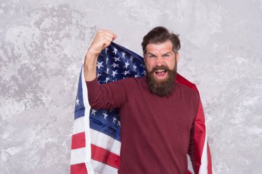 Saf duyguları ifade etmek. Zafer kutlamanız kutlu olsun. Sakallı hippi adam Amerika için vatansever davranıyor. Amerika 'nın 4 Temmuz' daki Amerikan eğitim reformu. Seçimlerde Amerikan vatandaşı