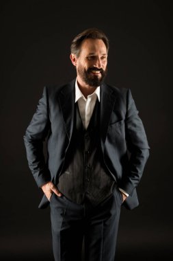 Eski moda. Klasik sonsuz değer. Resmi görünüşlü sakallı adam. İşadamı siyah arka plan. Smokin giymiş olgun bir adam. Klasik bir görünüş. Moda dükkanı. Kıyafet al. Erkek giyim konsepti. Resmi olay