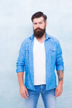 Neredeyse her gün kot pantolon giy. Normal erkek stili. Denim bak. Bıyıklı acımasız hippi. Berber dükkanı müşterisi. Sakallı, olgun bir hippi. Denim gömlek temel giysi modern gardırop