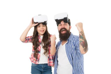 Baba ve kız telsiz kulaklık takıyor. Modern eğitim evde. Birlikte sanal oyun oynayın. Dinleniyorum. Aile eğleniyor. Sanal gerçeklik gözlükleriyle kendinizi özgür hissedin. gelecek teknoloji konsepti