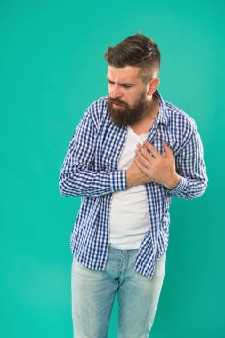 Oh kalbim. Sakallı adam kalp ağrısından muzdarip. Hippi elini kalbe koy. Kalp ve damar sağlığı. Kalp ağrısı ve göğüs ağrısı. Sağlık hizmetleri. Kalp hastalığını önlüyor. Miyokard enfarktüsünün belirtileri.