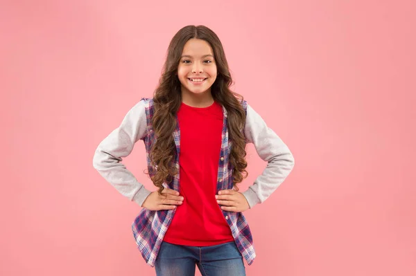 E 'un bel momento per essere adolescenti. Alla moda infantile. Una studentessa sorridente. Ragazzo con i capelli lunghi. Un bambino felice. Buon giorno dei bambini. Concetto di infanzia. Sfondo rosa bambina. Elegante e di lusso. Vivere una vita felice — Foto Stock