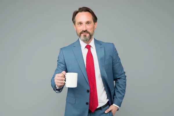 Exitoso empleado del banco beber café de la mañana. almorzando. abogado con taza de té. Un hombre de negocios en la hora del almuerzo. jefe inspirado con bebidas frescas. jefe maduro necesita más energía — Foto de Stock