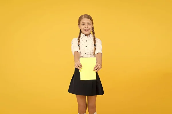 Liseli kız okul üniforması giyiyor. Bilgi günü. Kopya defteri veya çalışma kitabı olan kız. Çocuk öğrenci ev ödevine hazır. Okul kız mükemmel öğrenci kompozisyon veya okul projesi hazırladı. Bağımsızlığın yükseltilmesi — Stok fotoğraf