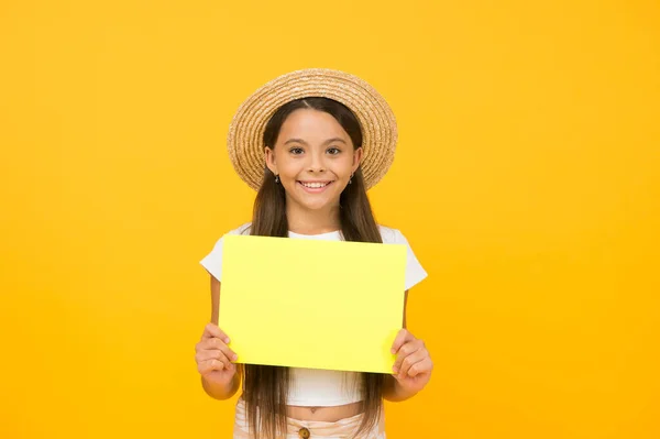 Petite fille souriante tenant une feuille de papier. place pour l'espace de copie. aller faire du shopping pour les attributs d'été. que faire pendant les vacances d'été. papier art et style artisanal. Regarde là. Formulaire de demande — Photo