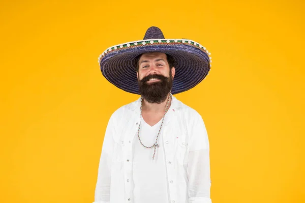 Guy wear poncho. sombrero party man. man in mexican sombrero hat. vacation concept at resort in mexico. hipster with beard looks festive in sombrero. happy brutal male celebrating fiesta. Summer fun — Stock Photo, Image