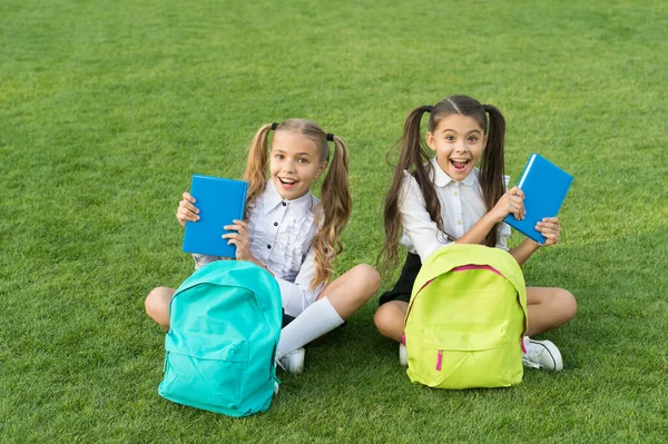 Les livres sont les meilleurs amis. Les enfants heureux tiennent des livres à l'extérieur. Adorables vers de bibliothèque sur herbe verte. Bibliothèque scolaire. Littérature et langue. Grammaire anglaise. Éducation et connaissance. Livres sur l'amitié — Photo