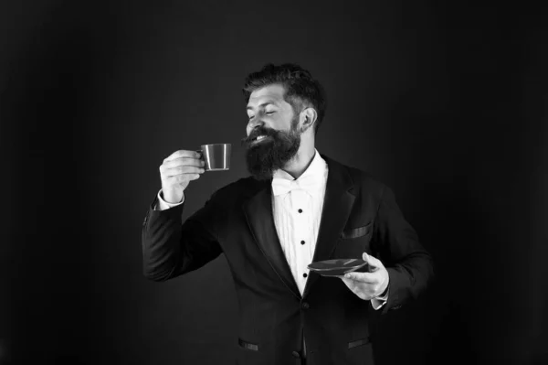 Радість пити каву. Щасливий менеджер тримає чашку кави. Бородатий чоловік любить пити каву. Пити гарячий напій. Пити чай добре для тебе. Ранок і сніданок — стокове фото
