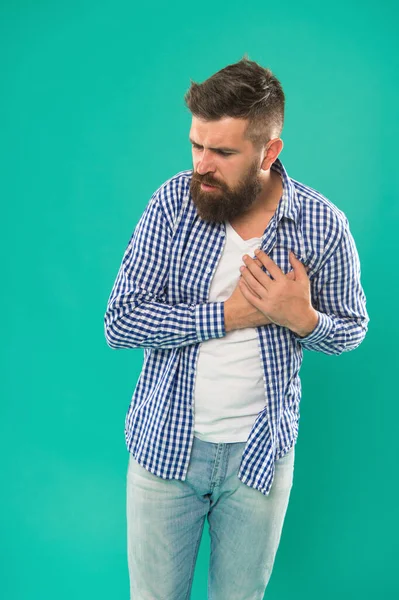 Ω καρδιά μου. Ο γενειοφόρος άνθρωπος υποφέρει από καρδιακό πόνο. Hipster κρατήσει το χέρι στην καρδιά. Καρδιαγγειακή υγεία. Καρδιά και πόνος στο στήθος. Υγεία. Πρόληψη καρδιακών παθήσεων. Συμπτώματα εμφράγματος του μυοκαρδίου — Φωτογραφία Αρχείου