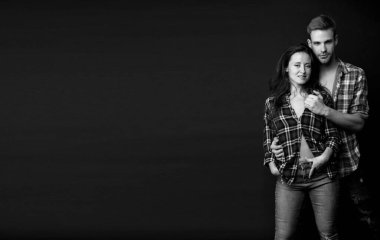 Tutku modası. Maço adam kadını soyuyor. Aşk ve romantik bir ilişki. Arzu. Sevgililer günün kutlu olsun. Erkek ve kız tutkulu bir çift. Birbirine aşık bir çift. Seksi çift tişörtlerini çıkarıyor. Boşluğu kopyala