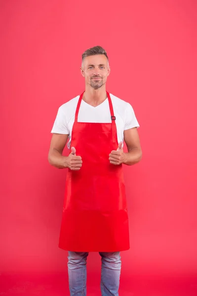 남성 요리사는 빨간 앞치마를 입고 요리를 한다. 사업가는 커피숍에서 앞치마를 입는다. 가장 좋아 하는 작품. 잘 생긴 전문 요리사의 초상화. 웃고 있는 요리사가 엄지 손가락을 보여 줍니다. 요리사가 원하는건 — 스톡 사진